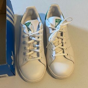 Stan smith J endorsed adidas tennis shoes